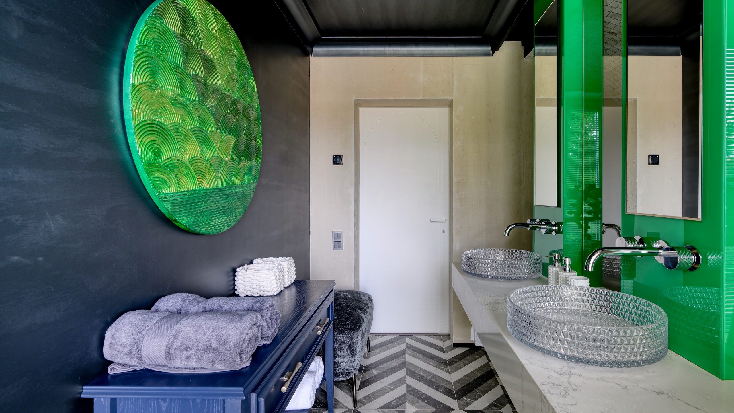 Арт-пространство в изумрудных тонах в программе «Дачный ответ»